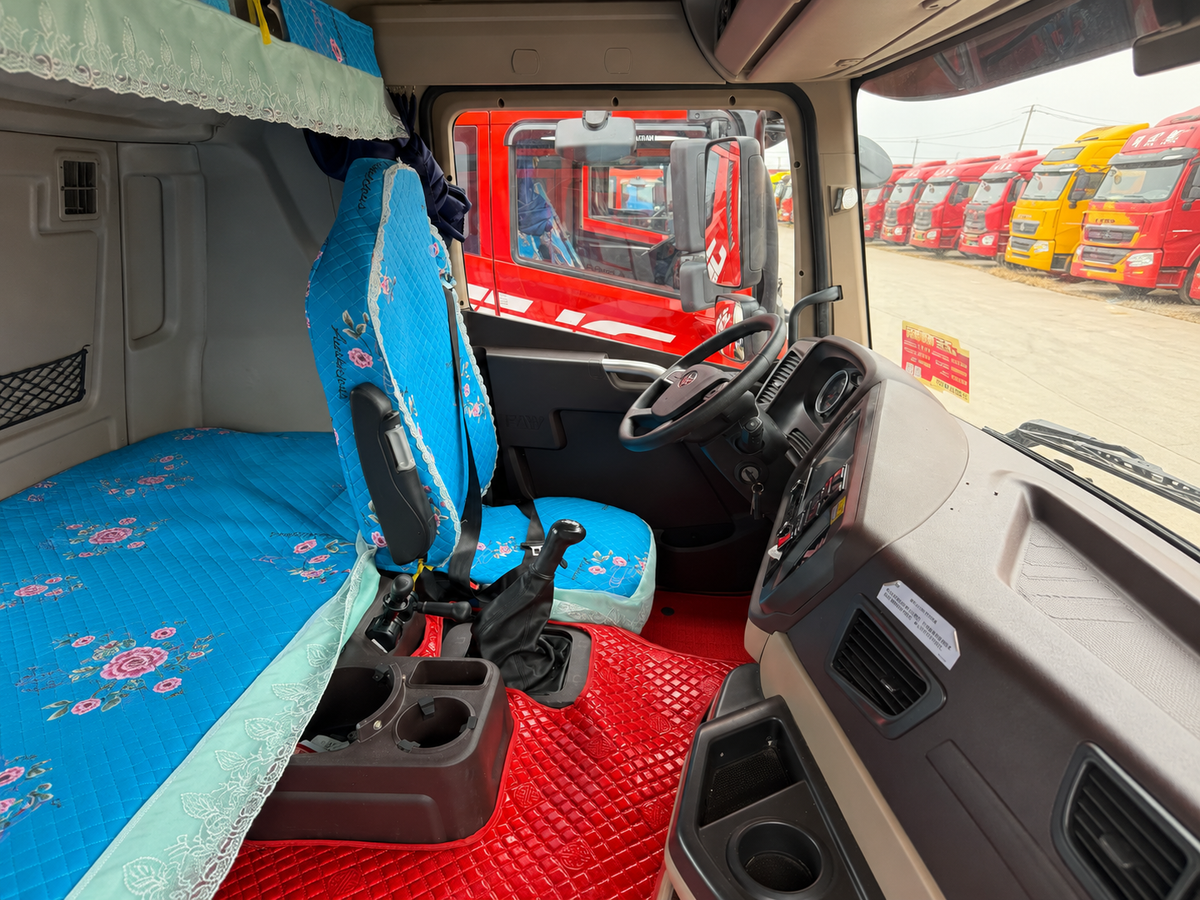 Used 2025 FAW Jiefang JH6 520 hp 100,000-130,000km 6X4 Tractor Truck