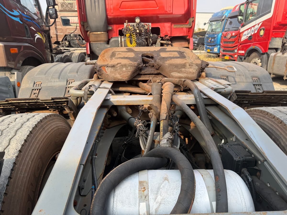 Used July 2020 SINOTRUK HOWO T7H Heavy Duty Version Manual Transmission 430 hp 6X4 Tractor Truck