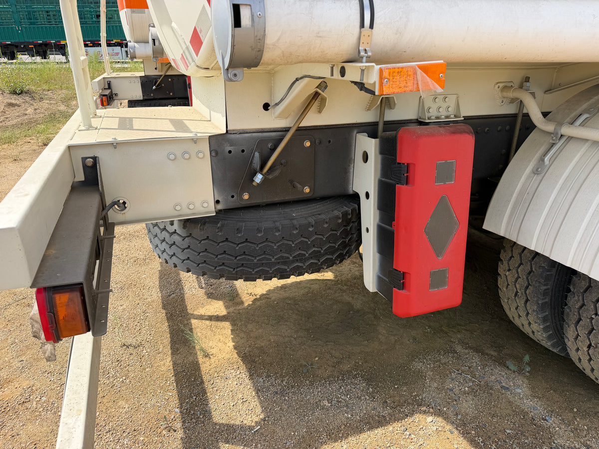 New J6P‑350 350 hp 6X4 Oil Tank Truck