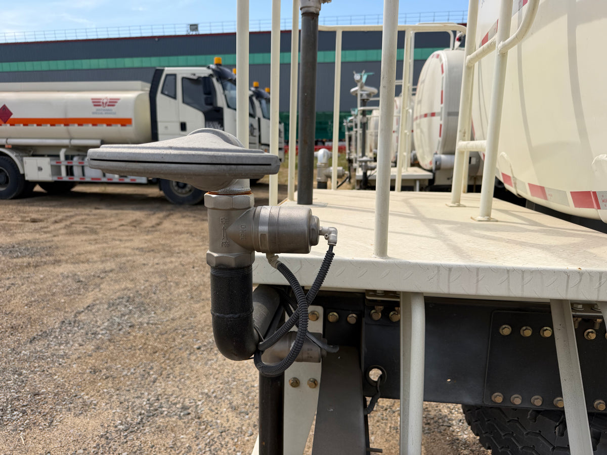 New J6P‑350 350 hp 6X4 Anti-corrosion Liquid Tank Truck