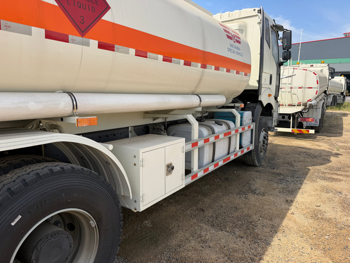 New J6P‑350 350 hp 6X4 Oil Tank Truck