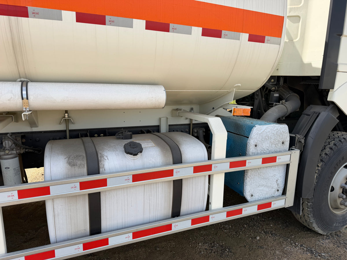 New J6P‑350 350 hp 6X4 Oil Tank Truck