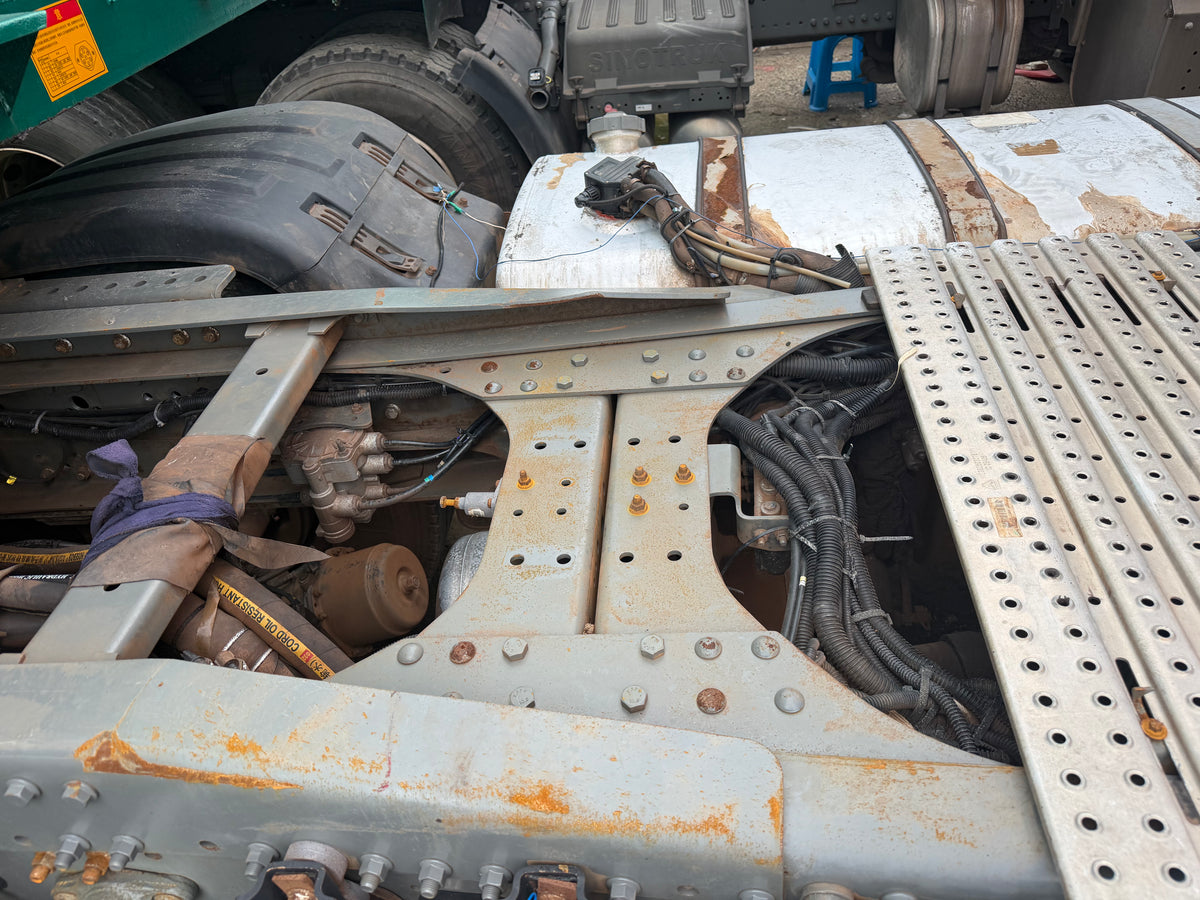 Used SINOTRUK HOWO 430 HP 6×4 Tractor Truck-1892