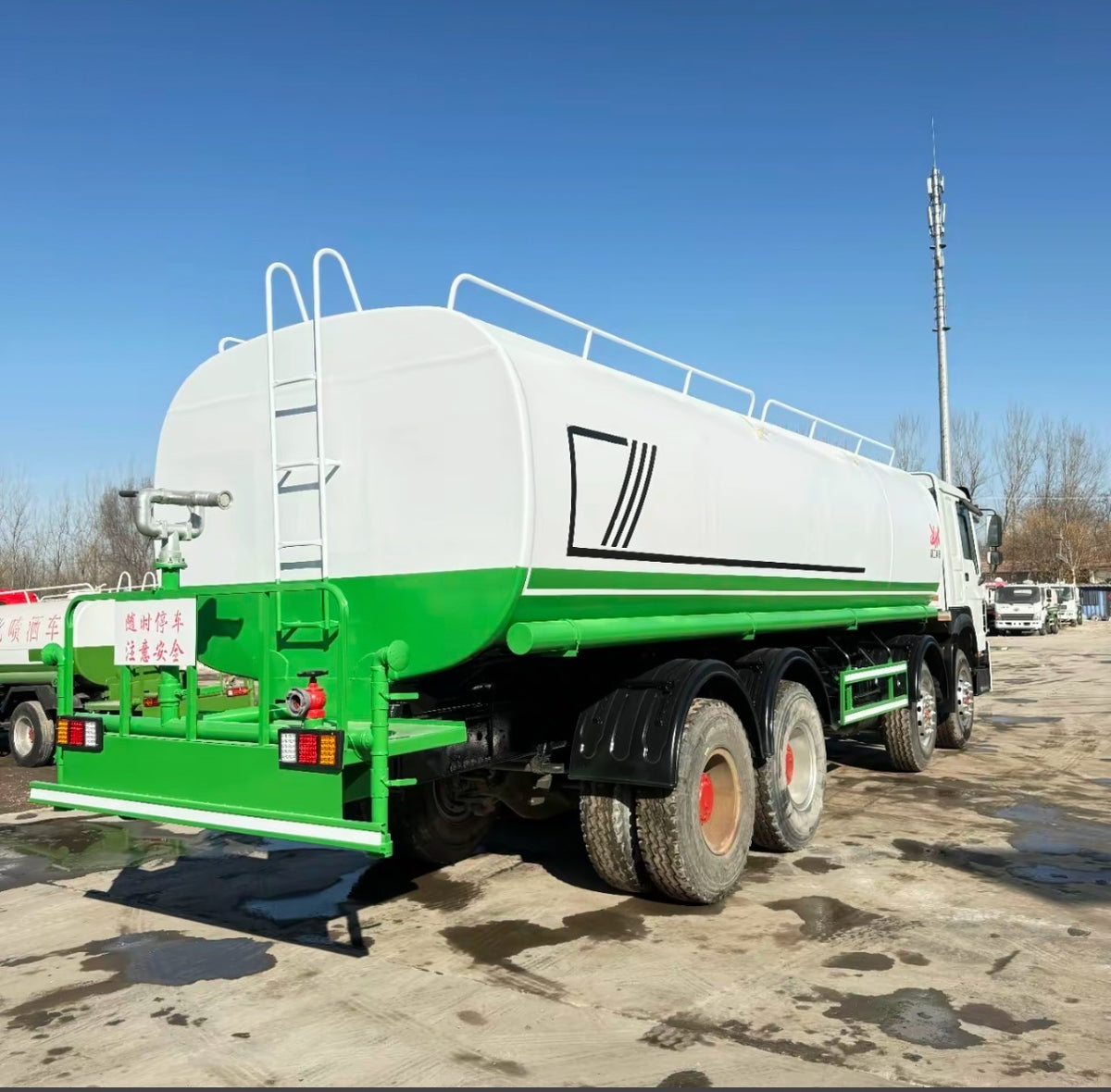 Used Sinotruk HOWO 371 hp 8X4 30m³ Water Sprinkler Truck