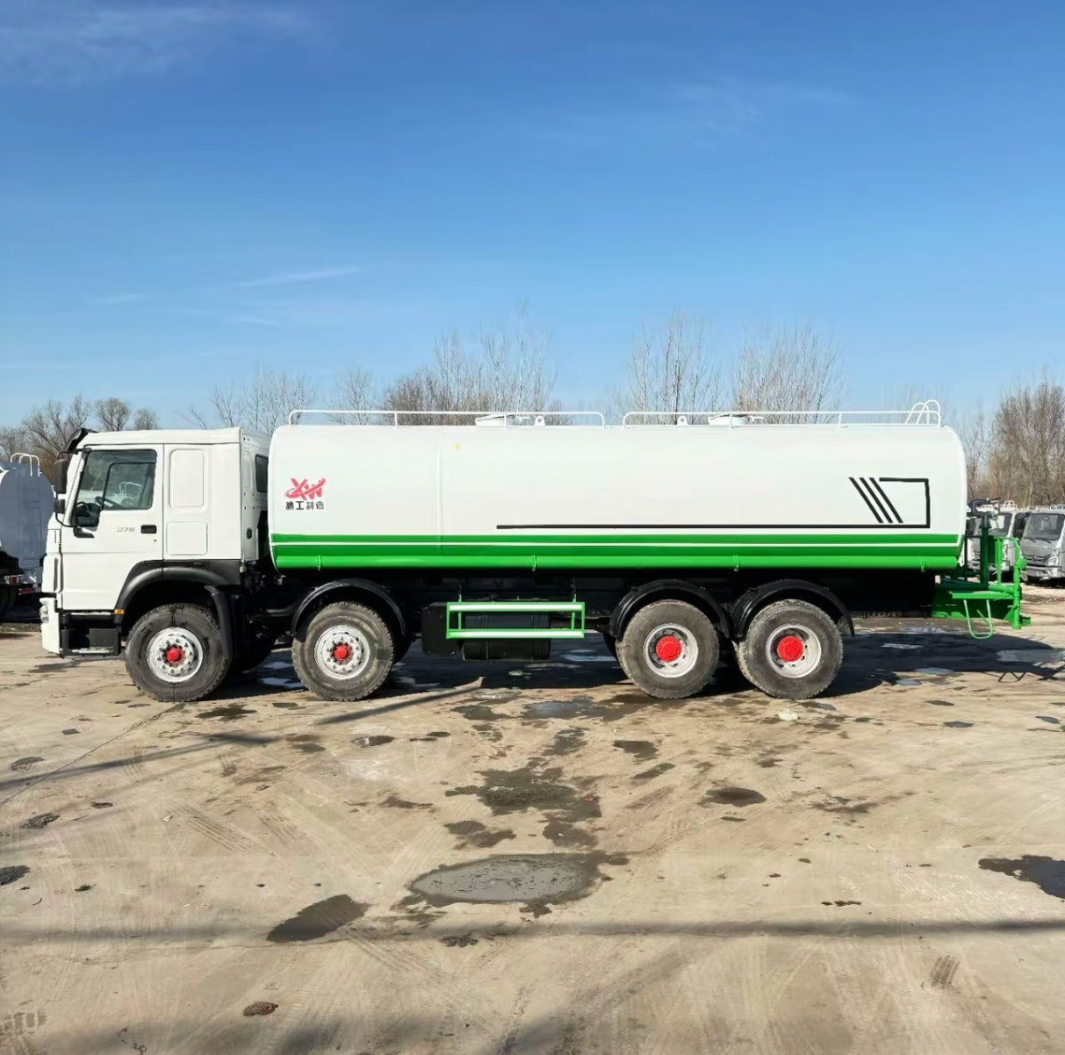 Used Sinotruk HOWO 371 hp 8X4 30m³ Water Sprinkler Truck