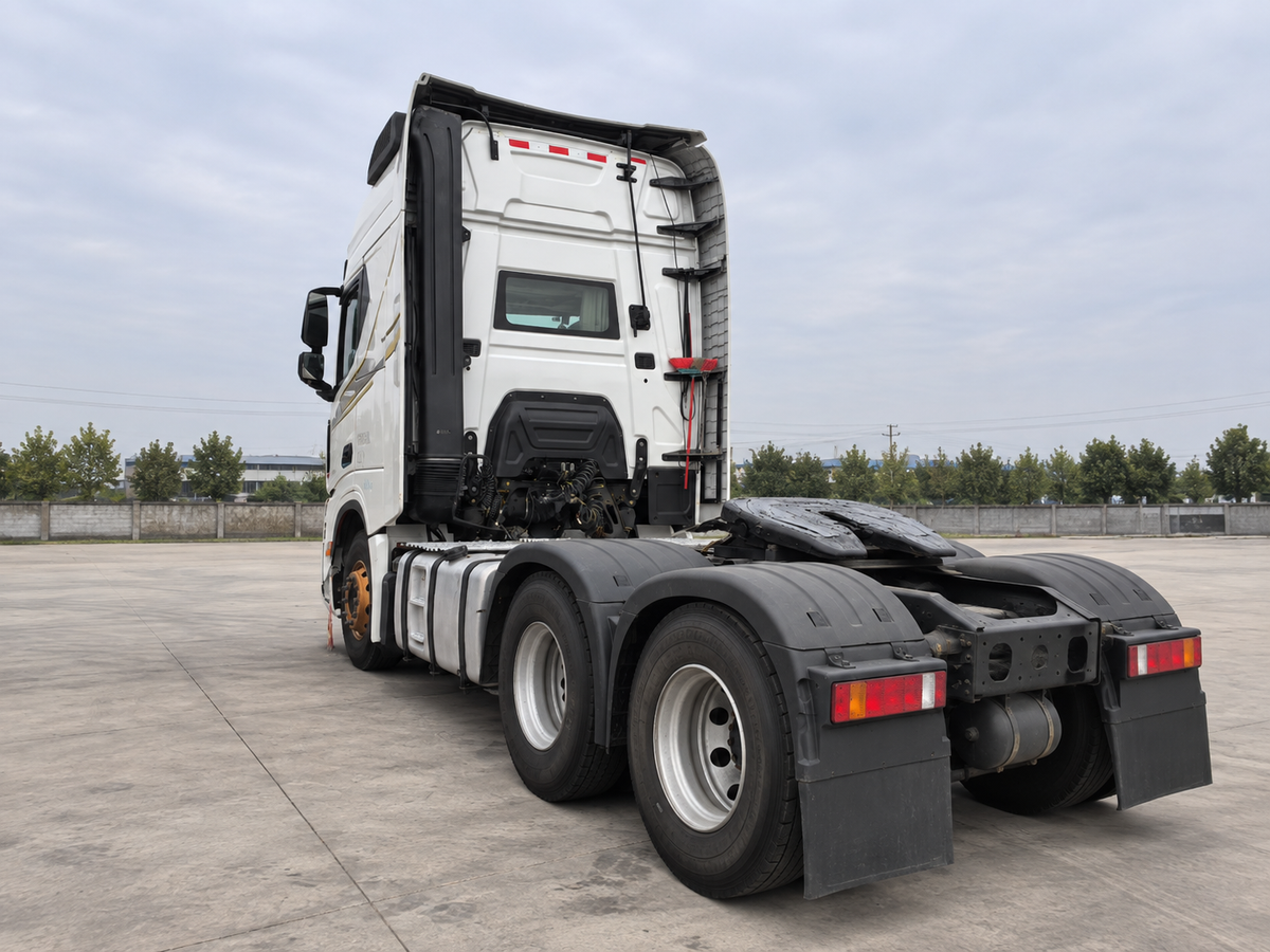 Used 2023 Shacman X6000 610 hp 6X4 220,000km Tractor Truck
