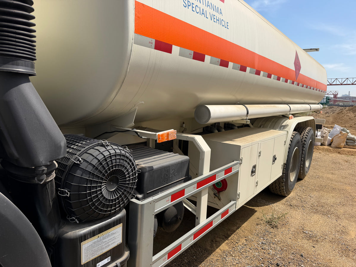 New J6P‑350 350 hp 6X4 Oil Tank Truck