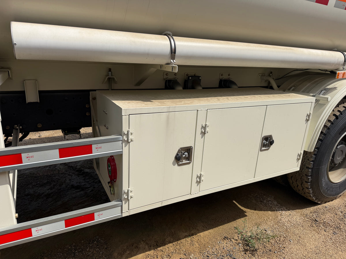 New J6P‑350 350 hp 6X4 Oil Tank Truck