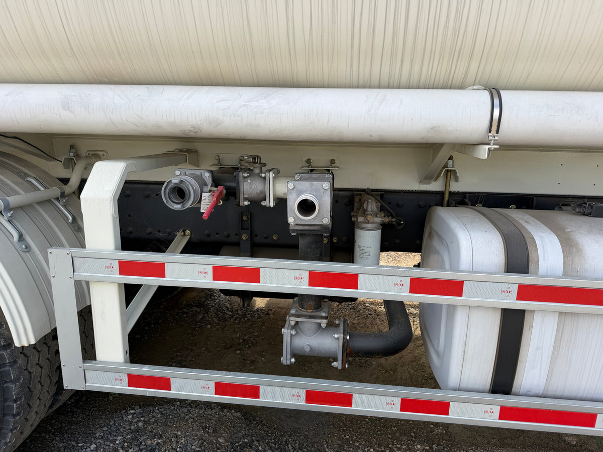 New J6P‑350 350 hp 6X4 Anti-corrosion Liquid Tank Truck