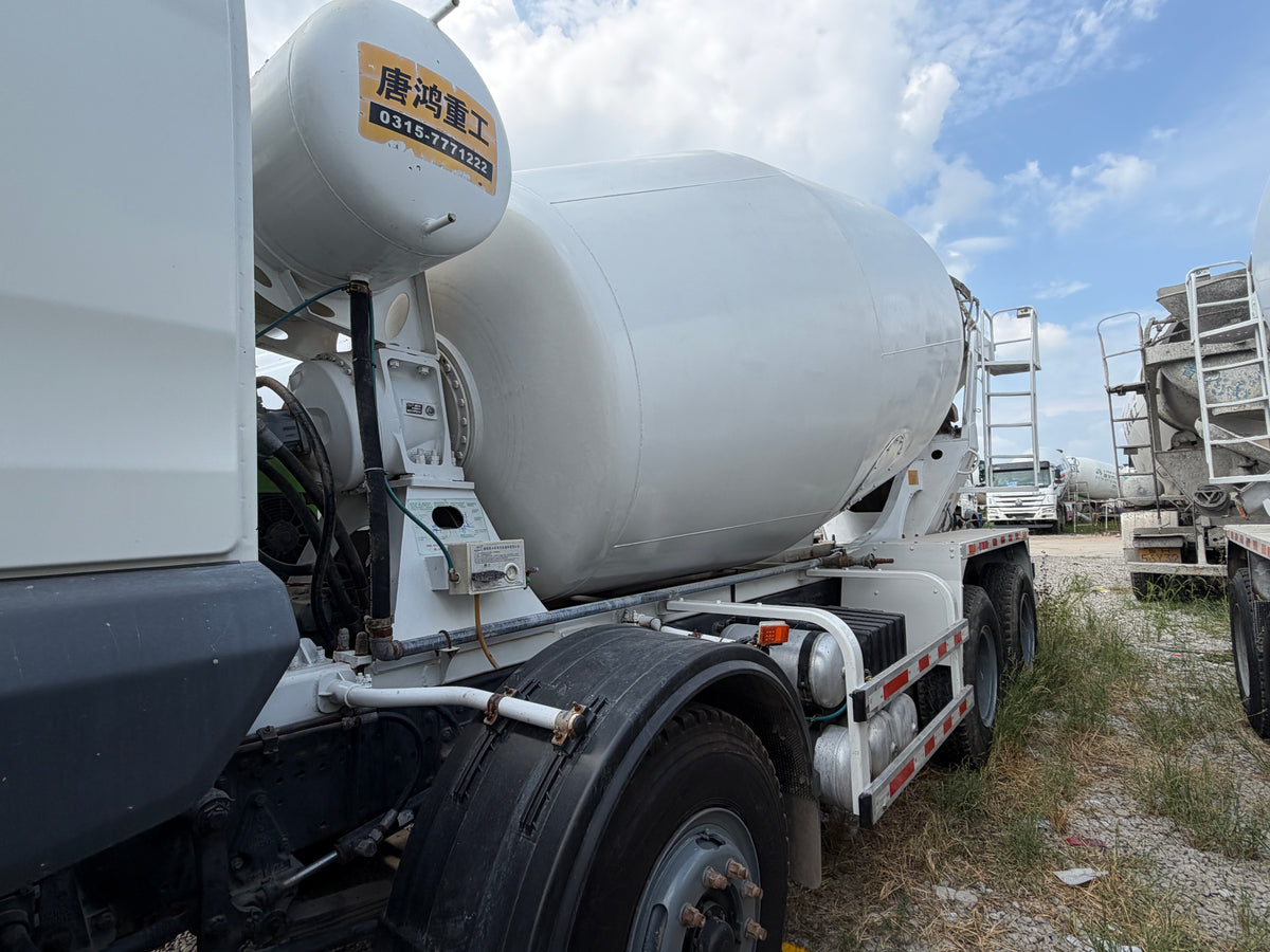 Used Shacman Delong M3000S 350 hp 8X4 7.85m³ Concrete Mixer Truck