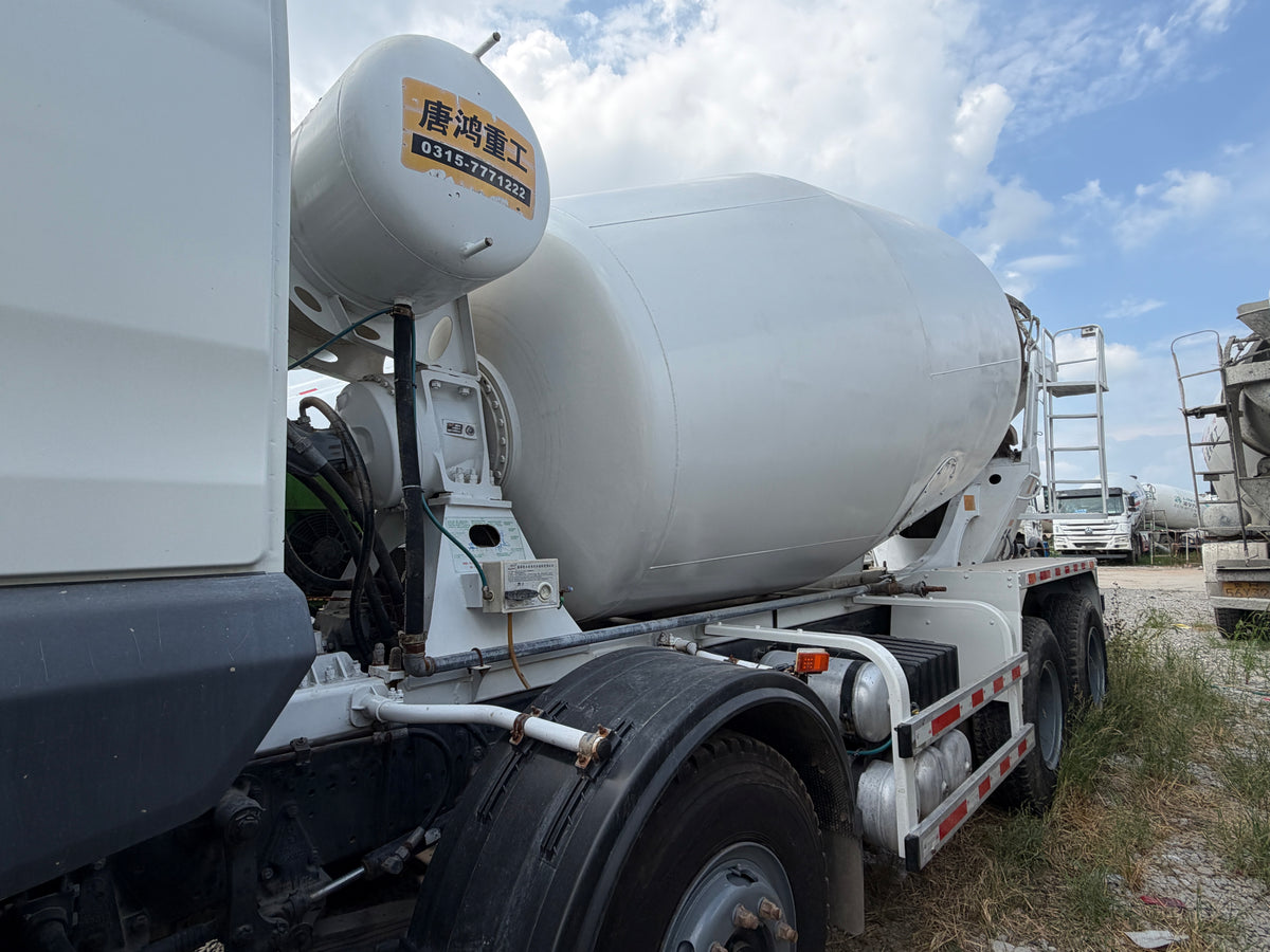 Used Shacman Delong M3000S 350 hp 8X4 7.85m³ Concrete Mixer Truck