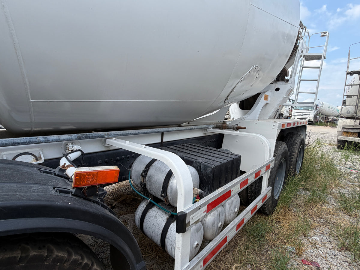 Used Shacman Delong M3000S 350 hp 8X4 7.85m³ Concrete Mixer Truck