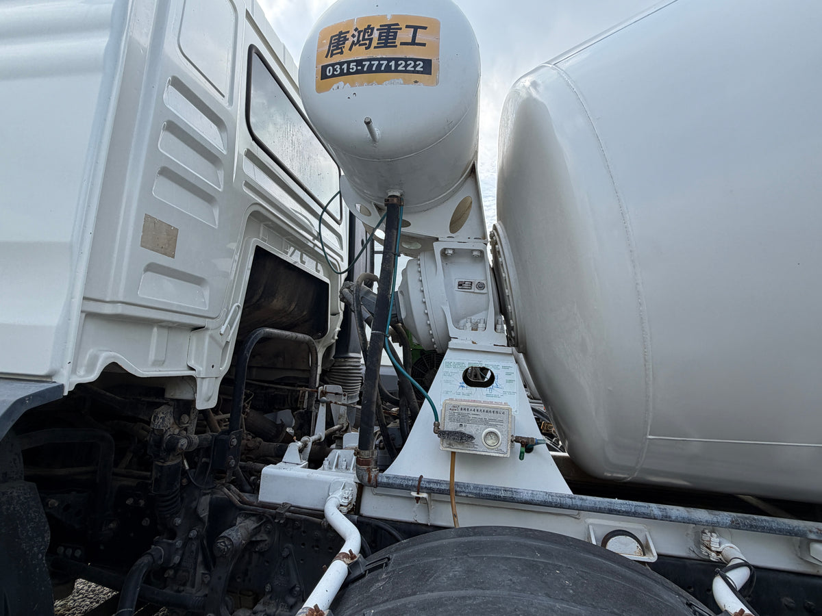 Used Shacman Delong M3000S 350 hp 8X4 7.85m³ Concrete Mixer Truck