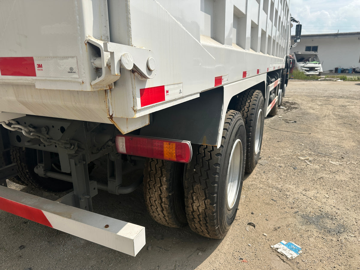 Remanufactured Sinotruk Howo 371 hp 8X4 Dump Truck