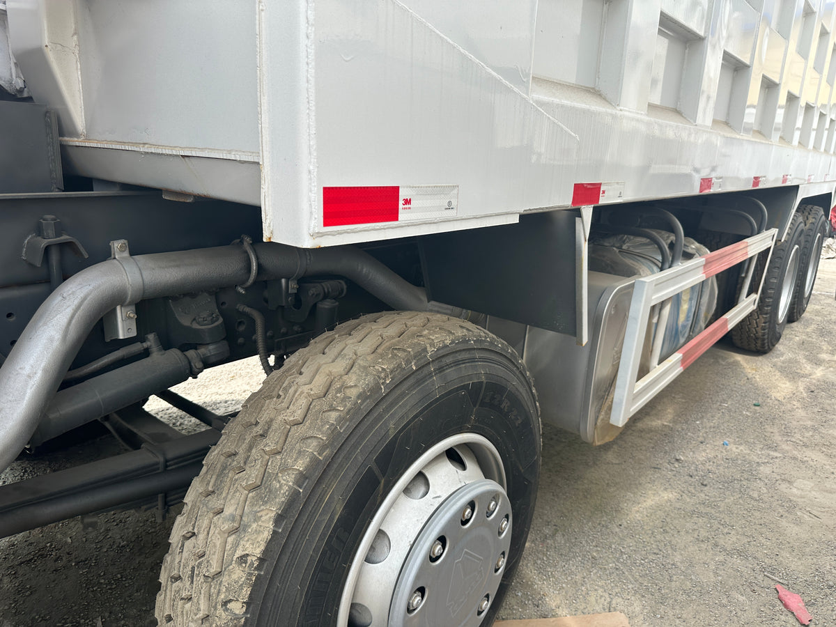 Remanufactured Sinotruk Howo 371 hp 8X4 Dump Truck