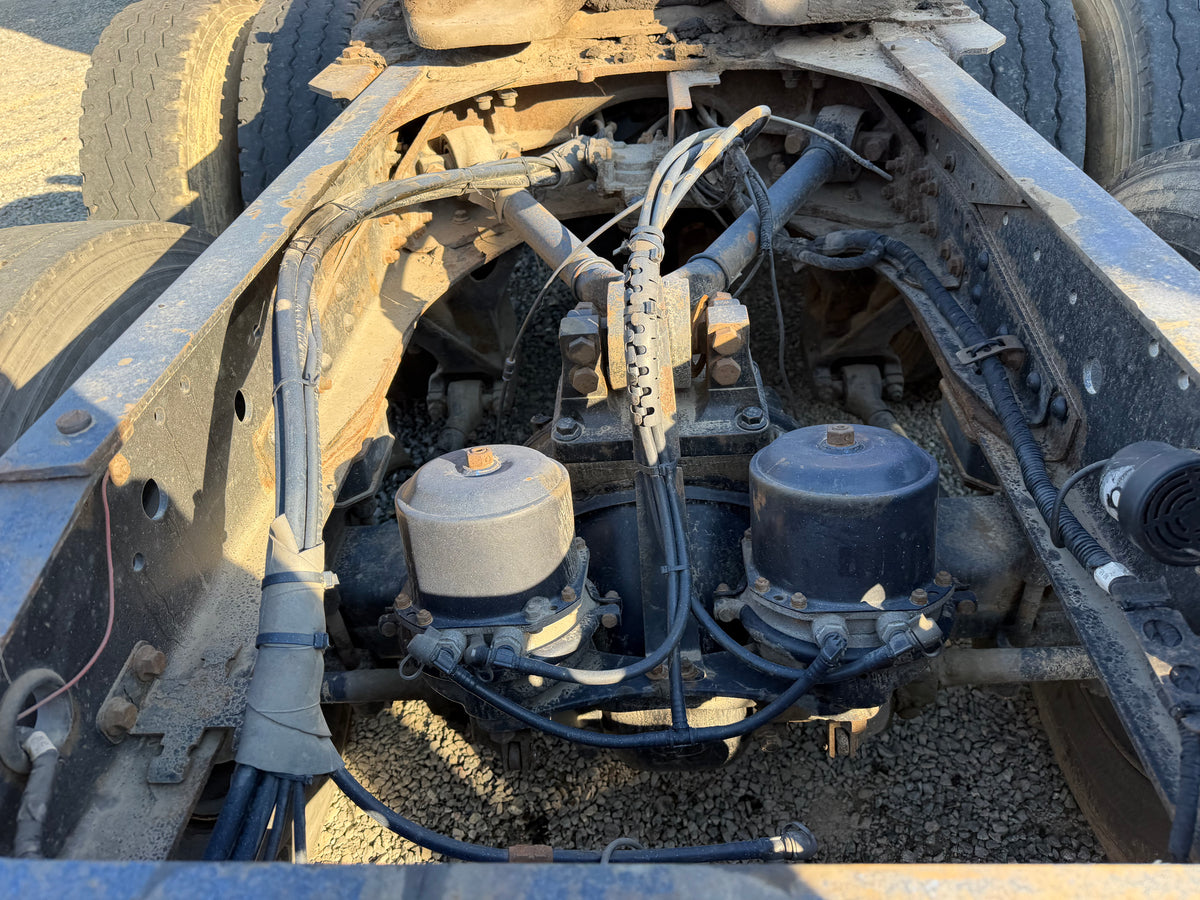 Used August 2018 SHACMAN Delong X3000 Heavy Duty Version Manual Transmission with Hydraulic Retarder 1,058,069km 550 hp 6X4 Tractor Truck
